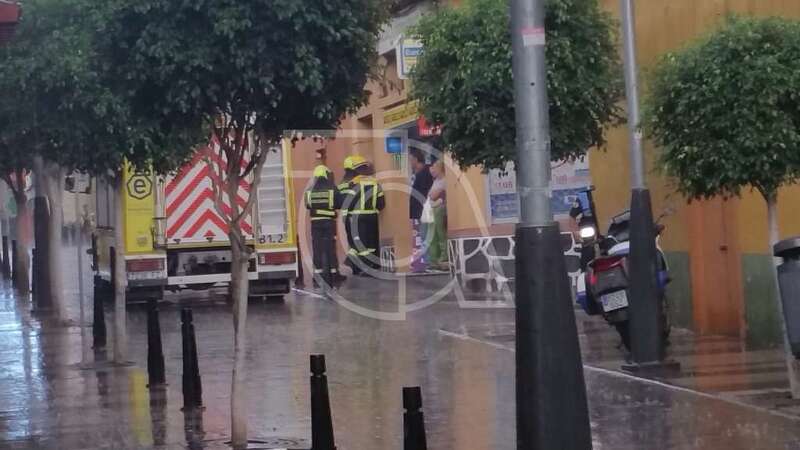 Bomberos en la puerta del Inmueble donde ocurrió el siniestro (Foto TA)